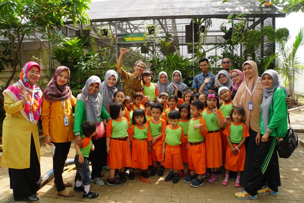 Foto bersama didepan Rumah Hidroponik dan Konservasi